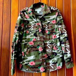 LOVE‎ CRAZY Womens Camouflage Roses shirt